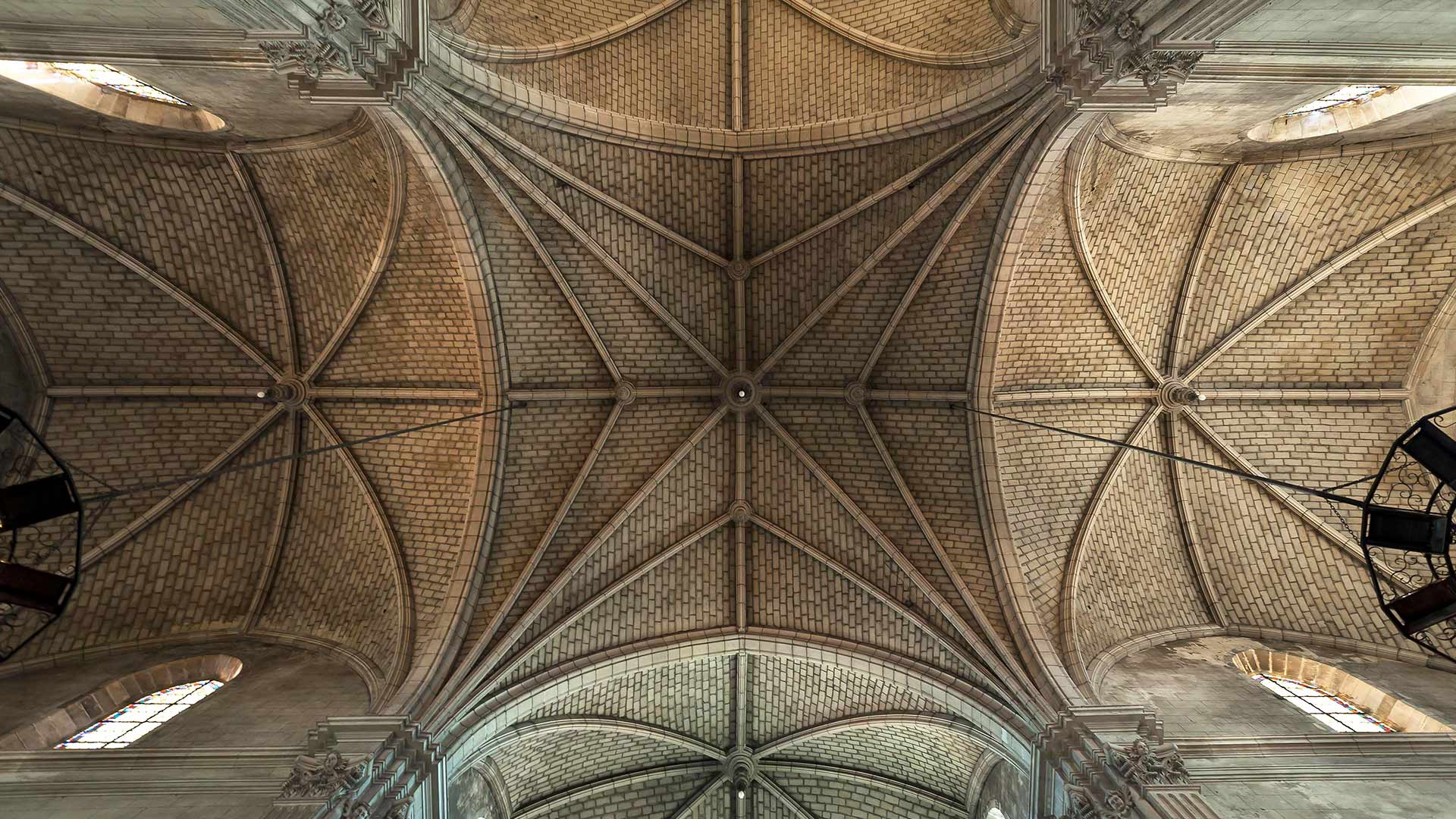 邦港圣母教堂拱顶，莱萨布勒多洛讷，法国 (© Helmut Meyer zur Capellen/Alamy)