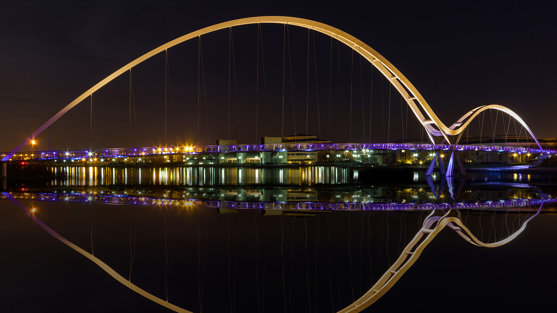 蒂斯河畔斯托克顿无限桥，英格兰 (© Bahadir Yeniceri/Shutterstock)