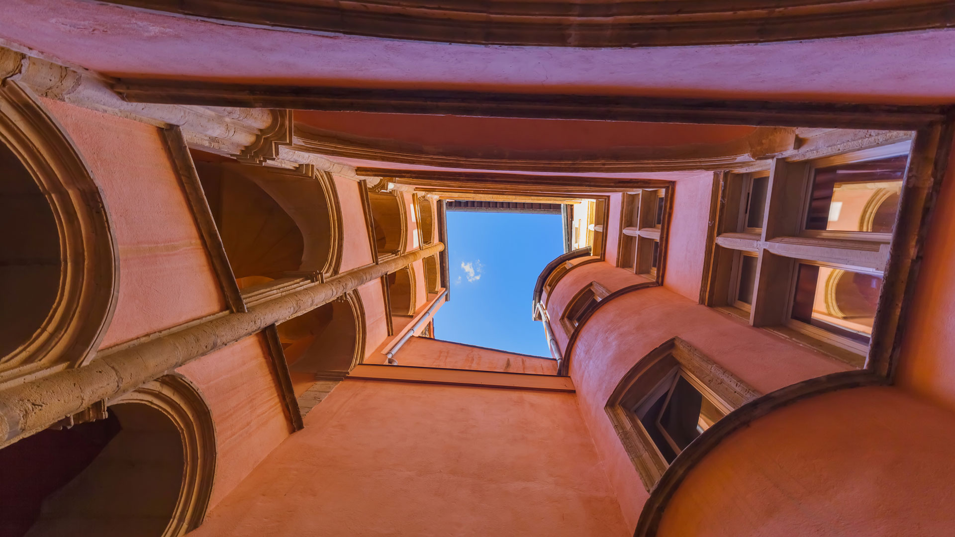 里昂的一条穿廊，法国 (© TPopova/Getty Images) 法国