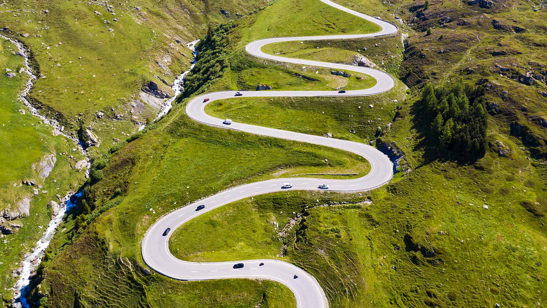 尤利尔山口蜿蜒的公路，瑞士 (© Westend61/Getty Images)