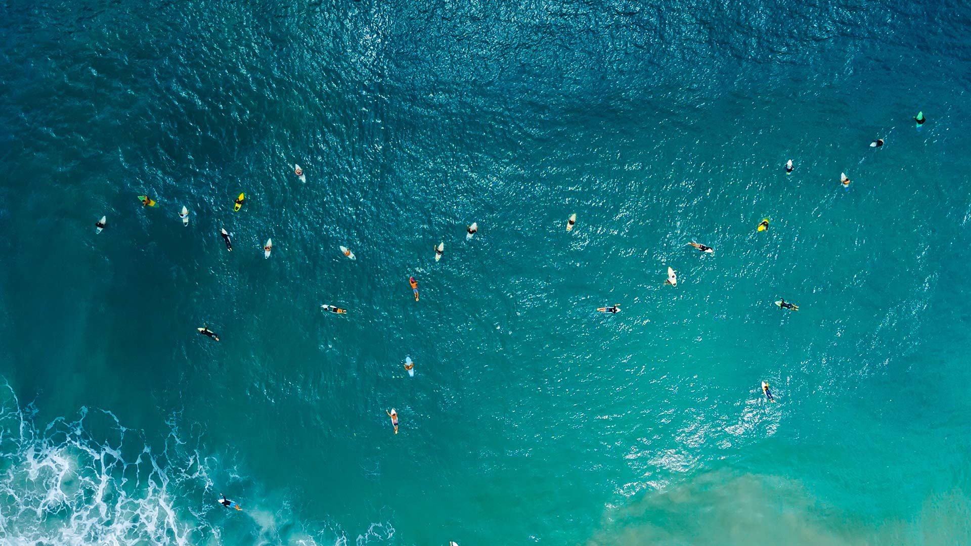 冲浪者航拍图，圣卡塔琳娜州，巴西 (© Wonderful Nature/Shutterstock)