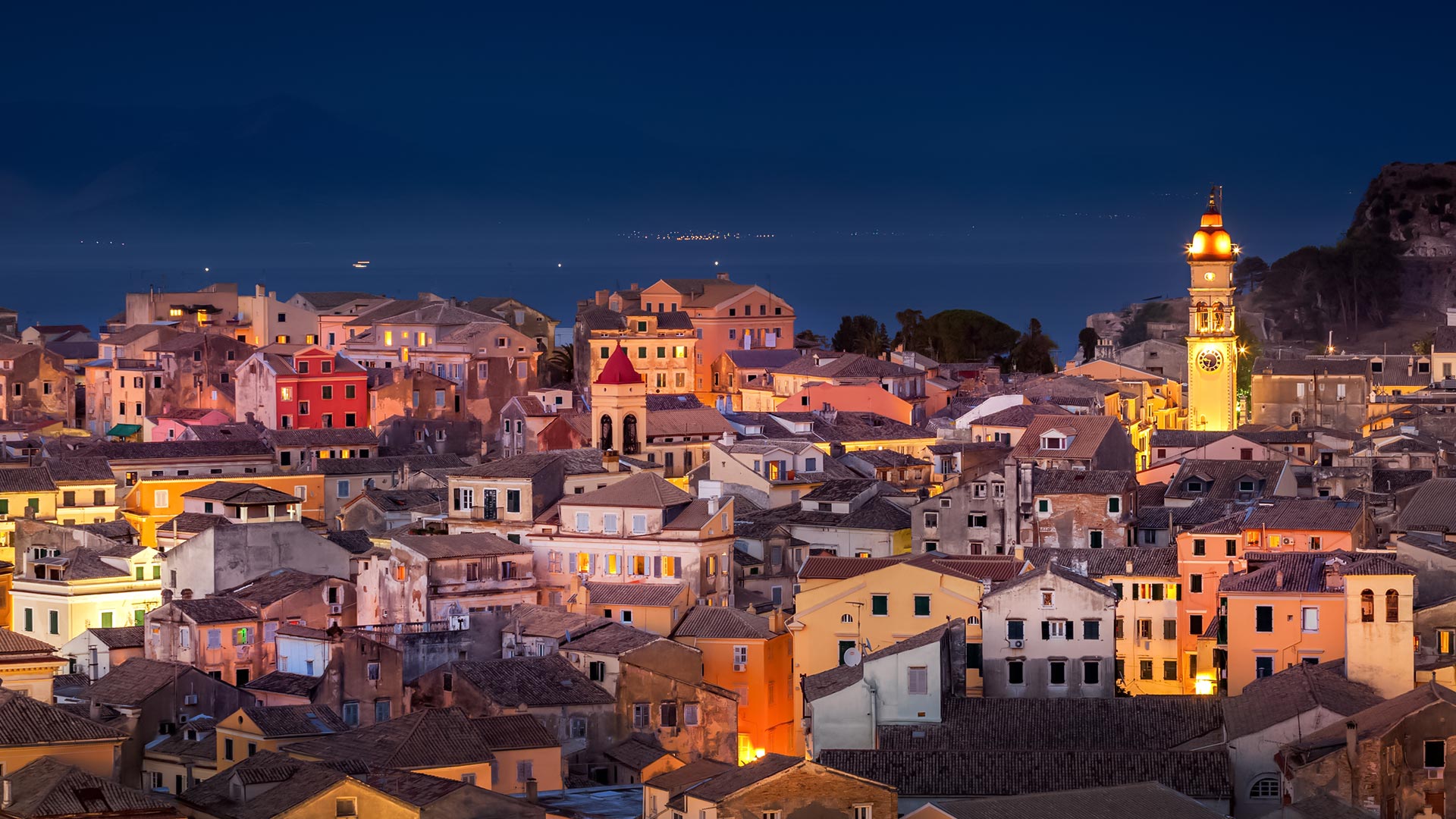 科孚岛的夜晚, 希腊 (© whitewizzard/Getty Images)