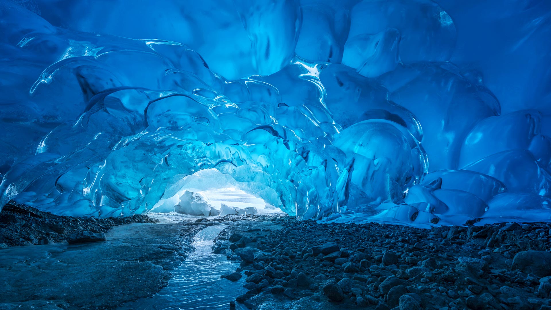 门登霍尔冰川的冰洞，阿拉斯加州，美国 (© Designpics/Adobe Stock)