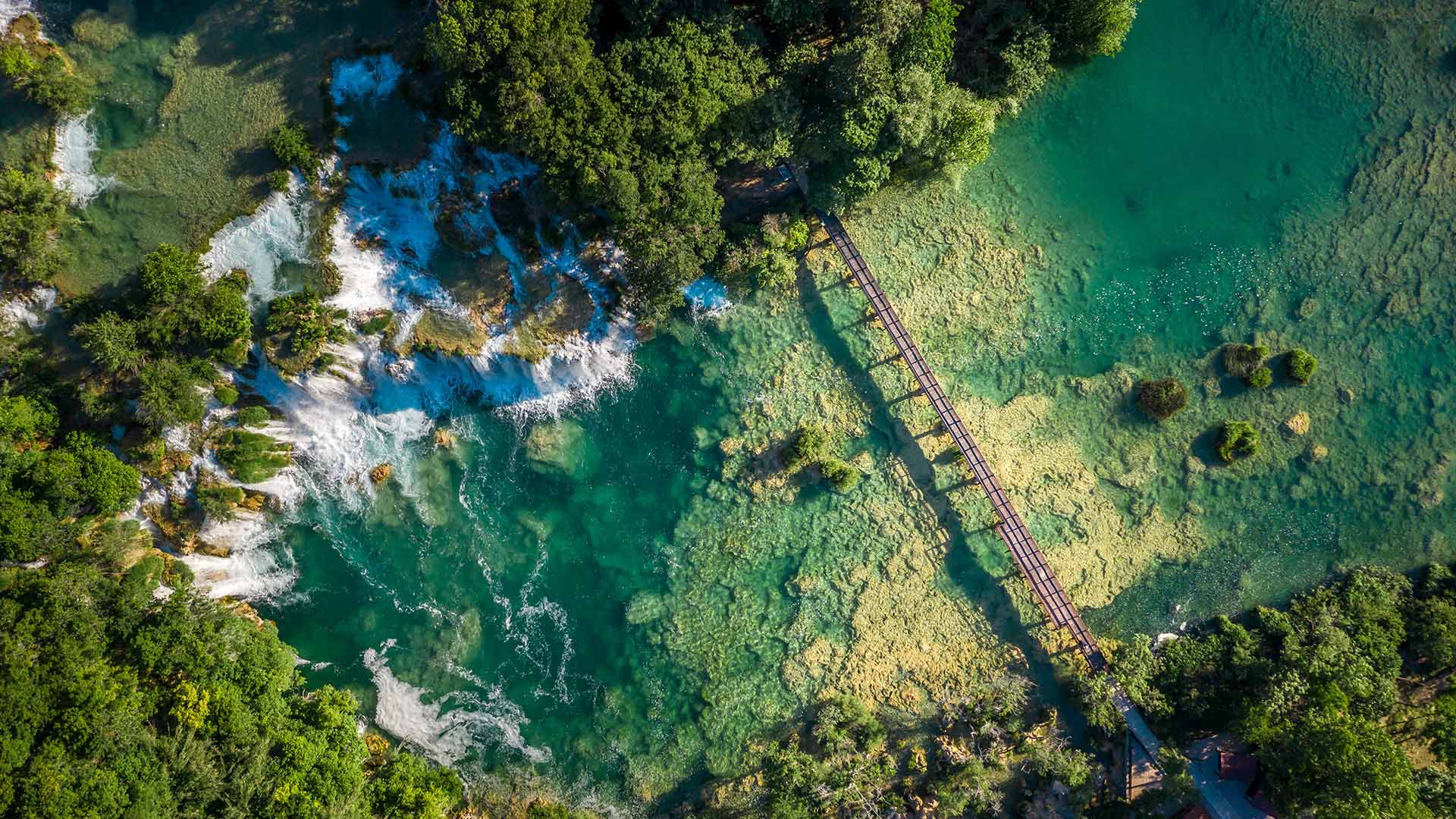 克尔卡国家公园的斯克拉丁斯基布克瀑布, 克罗地亚 (© Amazing Aerial Agency/Adobe Stock)