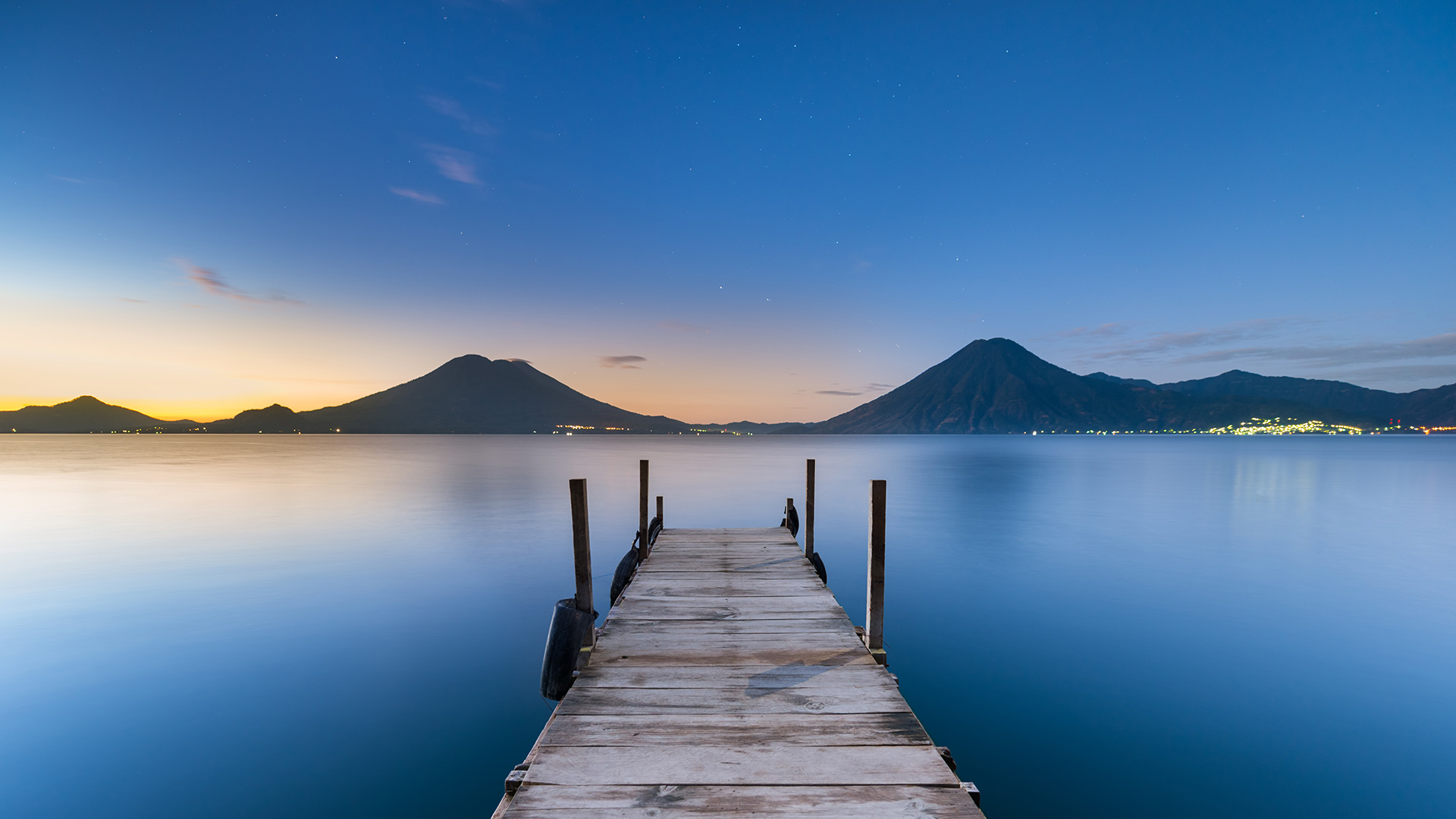 阿蒂特兰湖的日出，危地马拉 (© shayes17/Getty Images)