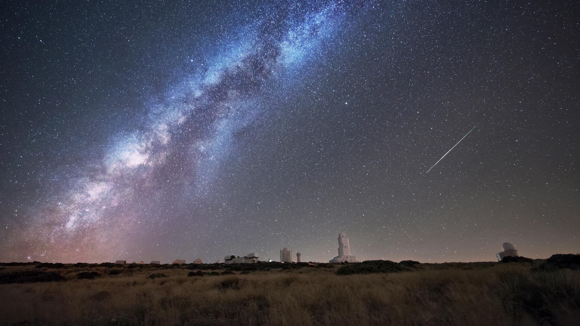 泰德天文台上空的英仙座流星，加那利群岛，西班牙 (© Westend61/Getty Images)